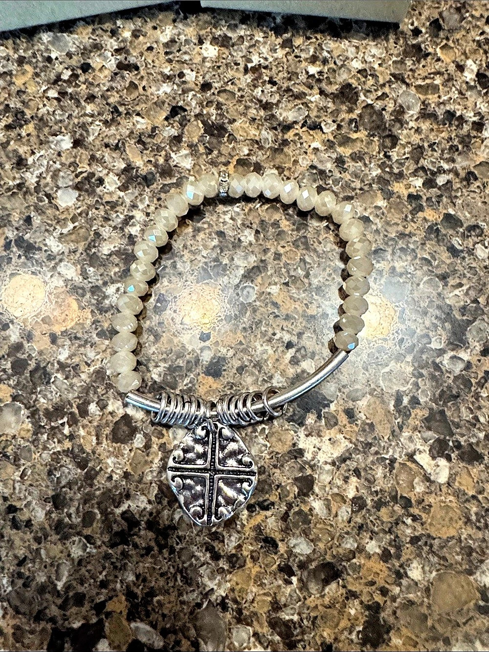 Vintage Vault Beaded Pendant Bracelet in White & Silver Like New